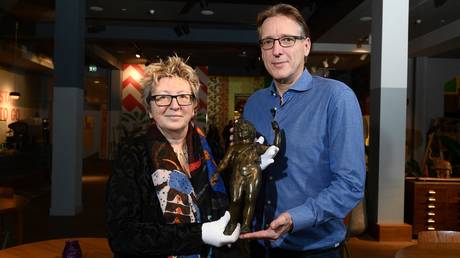 Dutch art detective Arthur Brand hands over the retrieved Roman statue to French museum director to Catherine Monnet. © AFP / JOHN THYS