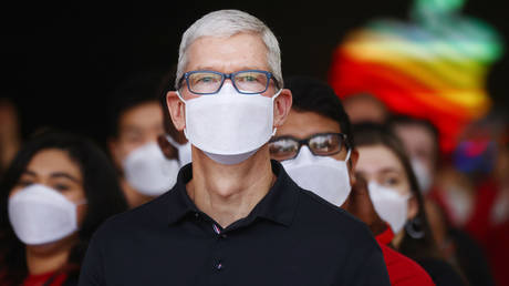 Apple CEO Tim Cook attends the grand opening of the new Apple store at The Grove. © Mario Tama / Getty Images
