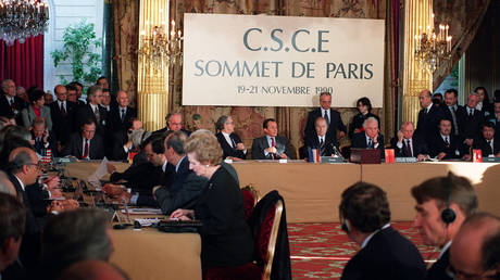 NATO and Warsaw Pact's countries members attend the signing ceremony during the summit of the Conference on security and cooperation in Europe 19 November 1990 at the Elysee palace in Paris to reduce the conventional weapons in Europe and formally turn the page of the Cold War. © DANIEL JANIN / AFP