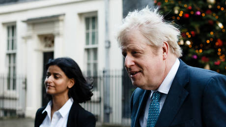 Munira Mirza and Boris Johnson leave Downing Street to attend a Cabinet meeting held at the Foreign Office in London, Britain, December 15, 2020 © Getty Images / David Cliff