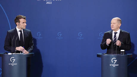 German Chancellor Olaf Scholz (R) and French President Emmanuel Macron at a joint press conference in Berlin, Germany, January 25, 2022. © Kay Nietfeld/AFP