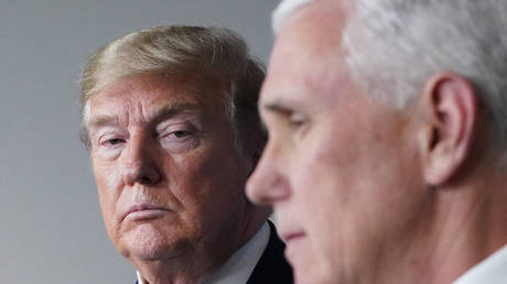 FILE PHOTO: Donald Trump watches Mike Pence speak at a White House press briefing. April 16, 2020. © AFP / Mandel Ngan