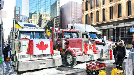 'Freedom Convoy' truckers refuel during the protest in Ottawa, Canada. February 5, 2022. © AFP / Minas Panagiotakis / Getty Images