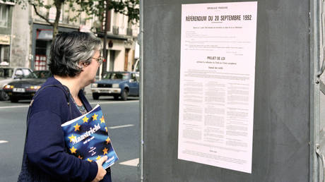 FILE PHOTO. A woman reads an election signboard, on September 07, 1992 in Paris, presenting the referendum on the Maastricht Treaty, to be held on September 20, 1992. © AFP / PIERRE BOUSSEL
