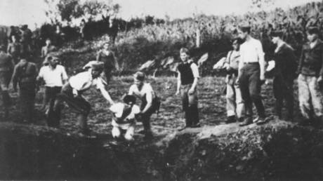 FILE PHOTO. Ustaše militia execute prisoners near the Jasenovac concentration camp. © Wikipedia