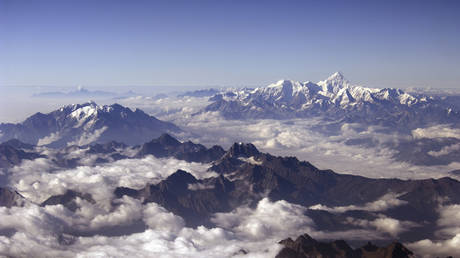 Eastern Himalayan peaks rising above the clouds. Supermountains as high as the Himalayas supercharged evolution of life © Getty Images / Jeremy Horner