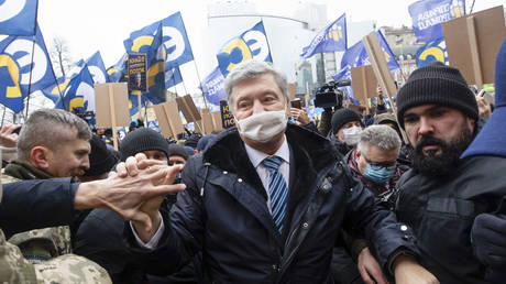 Former Ukrainian President Petro Poroshenko greats supporters as he arrives to attend the court session in Kyiv, Ukraine, Monday, Jan. 17, 2022.  © AP Photo/Mikhail Palinchak