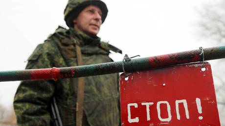 A fighter loyal to the self-proclaimed Lugansk People’s Republic mans a checkpoint in the Donbass region of Eastern Ukraine. © Sputnik / Sergey Averin