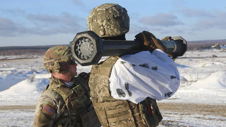 US instructor trains Ukrainian soldier for the use of M141 Bunker Defeat Munition (SMAW-D) missiles at the Yavoriv military training ground, Ukraine, Sunday, Jan. 30, 2022. © AP Photo/Ukrainian Defense Ministry Press Service