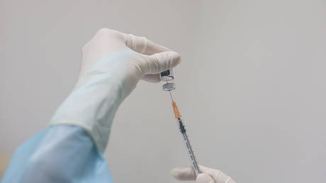 BANGKOK, THAILAND - 2022/01/31: Nurse prepares a dose of Covid-19 Pfizer pediatric vaccine for children