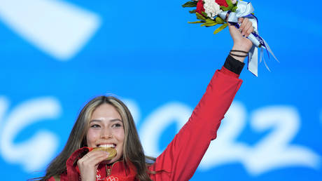 Gold medalist Eileen Gu of China celebrates during the medal ceremony for the women's freestyle skiing big air at the 2022 Winter Olympics, Tuesday, Feb. 8, 2022, in Beijing. © AP Photo / Natacha Pisarenko