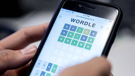 A woman plays online word game Wordle on her mobile phone. © AFP / Stefani Reynolds