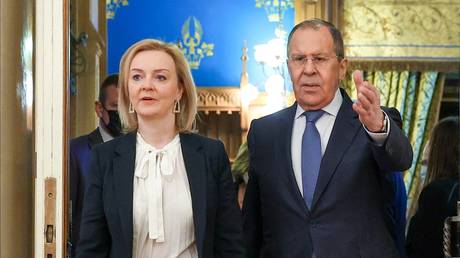 Russian Foreign Minister Sergey Lavrov and UK Foreign Secretary Elizabeth Truss arrive for a meeting, in Moscow, Russia. © Sputnik / Russian Foreign Ministry