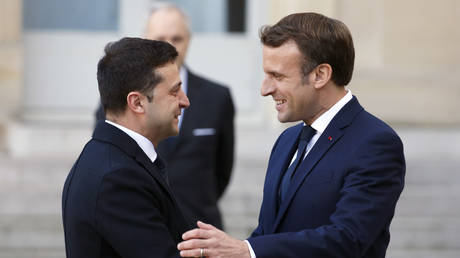 French President Emmanuel Macron welcomes Ukrainian President Volodymyr Zelensky as he arrives at the Elysee Presidential Palace to attend a summit on Ukraine on December 09, 2019 in Paris, France. © Chesnot / Getty Images