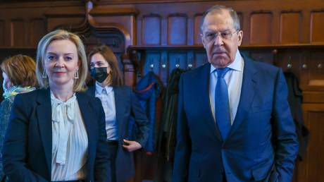 Russian Foreign Minister Sergey Lavrov and UK Foreign Secretary Elizabeth Truss bump pose for a photo during their meeting, in Moscow, Russia. © Sputnik / Russian Foreign Ministry