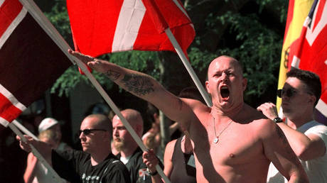 FILE PHOTO: White supremacists march through the streets of Coeur d'Alene, Idaho, July 18, 1998 © AP Photo / Elaine Thompson