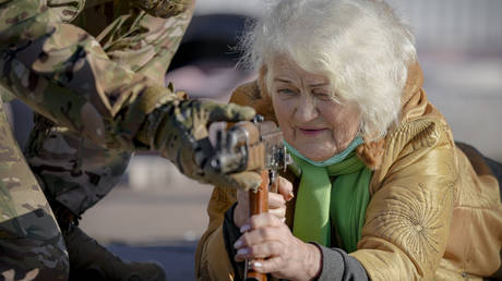 Valentyna Konstantynovska, 79 years-old, holds a weapon during basic combat training for civilians, organized by the Special Forces Unit Azov, Donetsk region. © AP Photo/Vadim Ghirda