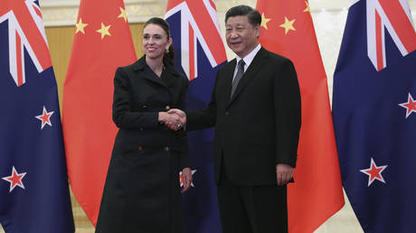 FILE PHOTO. Chinese President Xi Jinping (R) and New Zealand Prime Minister Jacinda Ardern (L). © Getty Images / Kenzaburo Fukuhara