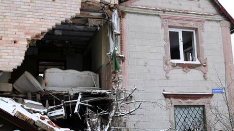 A house on Stratonautov Street in the village of Veseloye, Donetsk region, which was damaged during the fighting in the DPR. © Sputnik / Sergey Averin