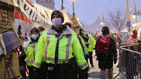 Ottawa police move in on protesters (VIDEOS)