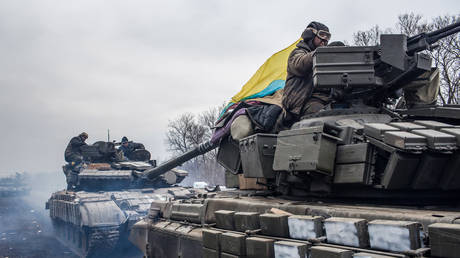 File photo: Ukrainian tanks near Debaltsevo, February 19, 2015 © Brendan Hoffman / Getty Images