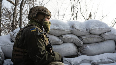 Ukrainian servicemen of the 24th Brigade are seen outside of Zolote, Ukraine on January 27, 2022. © Wolfgang Schwan / Anadolu Agency via Getty Images