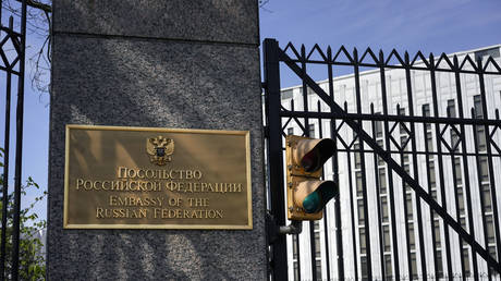 The entrance gate of the Embassy of the Russian Federation is seen in Washington, DC, April 15, 2021 © AP / Carolyn Kaster