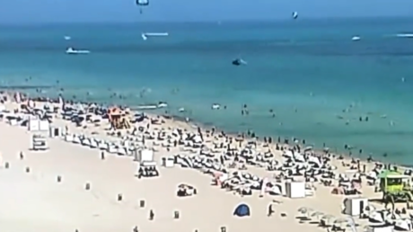 Helicopter crashes near crowded beach (VIDEO)