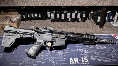 FILE PHOTO: An AR-15 style rifle seen at Kahr Arms' Tommy Gun Warehouse in Greeley, Pennsylvania, April 26, 2018 © Getty Images/ Bryan Anselm