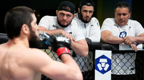Khabib Nurmagomedov (second from left) watches Islam Makhachev (left) beat Bobby Green © Chris Unger / Zuffa LLC