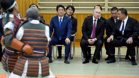 Vladimir Putin (third from right) watches judo in Tokyo in 2016 © Toru Yamanaka – Pool / Getty Images