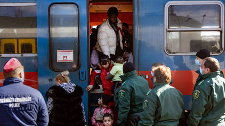 People fleeing Ukraine arrive at a train station in Zahony, Hungary, February 27, 2022 © Getty Images / Janos Kummer