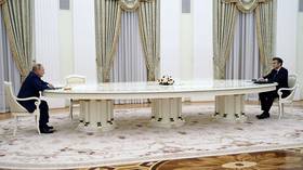 Кремль объяснил сверхдлинный стол на встрече Путина и Макрона