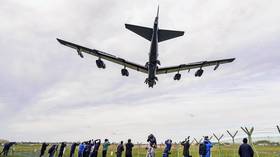 СМОТРЕТЬ Американские бомбардировщики с ядерными боеголовками прибывают в Великобританию