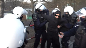 Migrant rights activists clash with police (VIDEO)