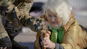 Украинская бабушка с АК-47 продемонстрирована западной прессе боевиками-неонацистами – отчеты