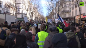 «Желтые жилеты» протестуют в Париже против политики правительства