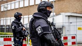 Gunman takes hostages at Amsterdam’s Apple Store – reports