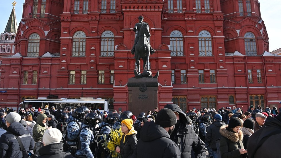 Thousands detained at anti-war protests across Russia