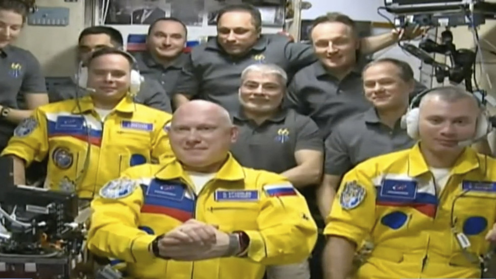 Russian cosmonauts don ‘Ukraine flag-colored’ suits