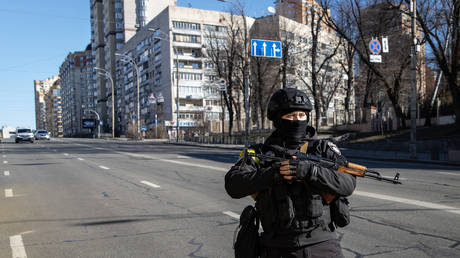 FILE PHOTO: A police officer at a checkpoint in Kiev, Ukraine, February 28, 2022. © Chris McGrath/Getty Images