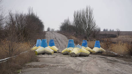 Anti-tank barricade painted in the colors of the Ukrainian flag near Mariupol, the Donetsk People’s Republic, March 1, 2022. © Ivan Rodionov.