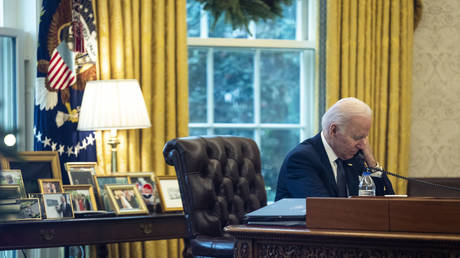FILE PHOTO: US President Joe Biden speaks over the phone in the White House in Washington, DC, 2021. © Doug Mills-Pool/Getty Images