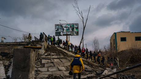 Civilians cross the Irpin river in Irpin near Kiev, Ukraine, Friday, March 4, 2022. © Getty Images/ LOS ANGELES TIMES/(MARCUS YAM
