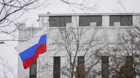 FILE PHOTO: The Russian flag flies outside the Embassy of Russia in Washington, DC. © AP / Patrick Semansky