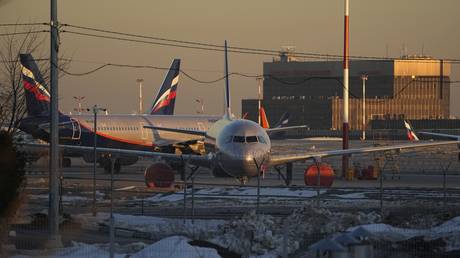 Russian Aeroflot's passengers planes are parked at Sheremetyevo airport, outside Moscow. © AP / Pavel Golovkin