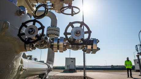 Piping systems and shut-off valves at the gas receiving station of the Nord Stream Baltic Sea pipeline in Germany. © Sputnik / Dmitrij Leltschuk