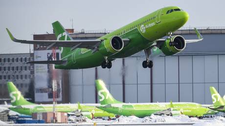 An S7 airlines' Airbus 320neo takes off from the Tolmachevo airport in Novosibirsk. © Sputnik / Alexandr Kryazhev