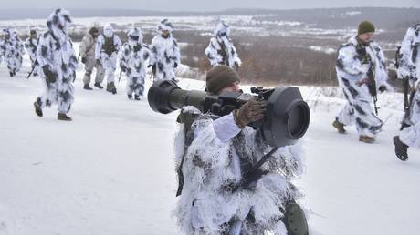 File photo: Ukrainian soldiers drill with NLAW anti-tank missiles at the Yavorov training ground near Lvov, western Ukraine, January 28, 2022.