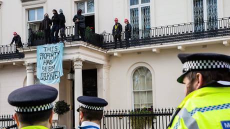 Police officers seen at the London Mansion owned by a Russian oligarch which has been occupied by anti war demonstrators in protest of Russian Invasion of Ukraine. © Thabo Jaiyesimi / SOPA Images / LightRocket via Getty Images